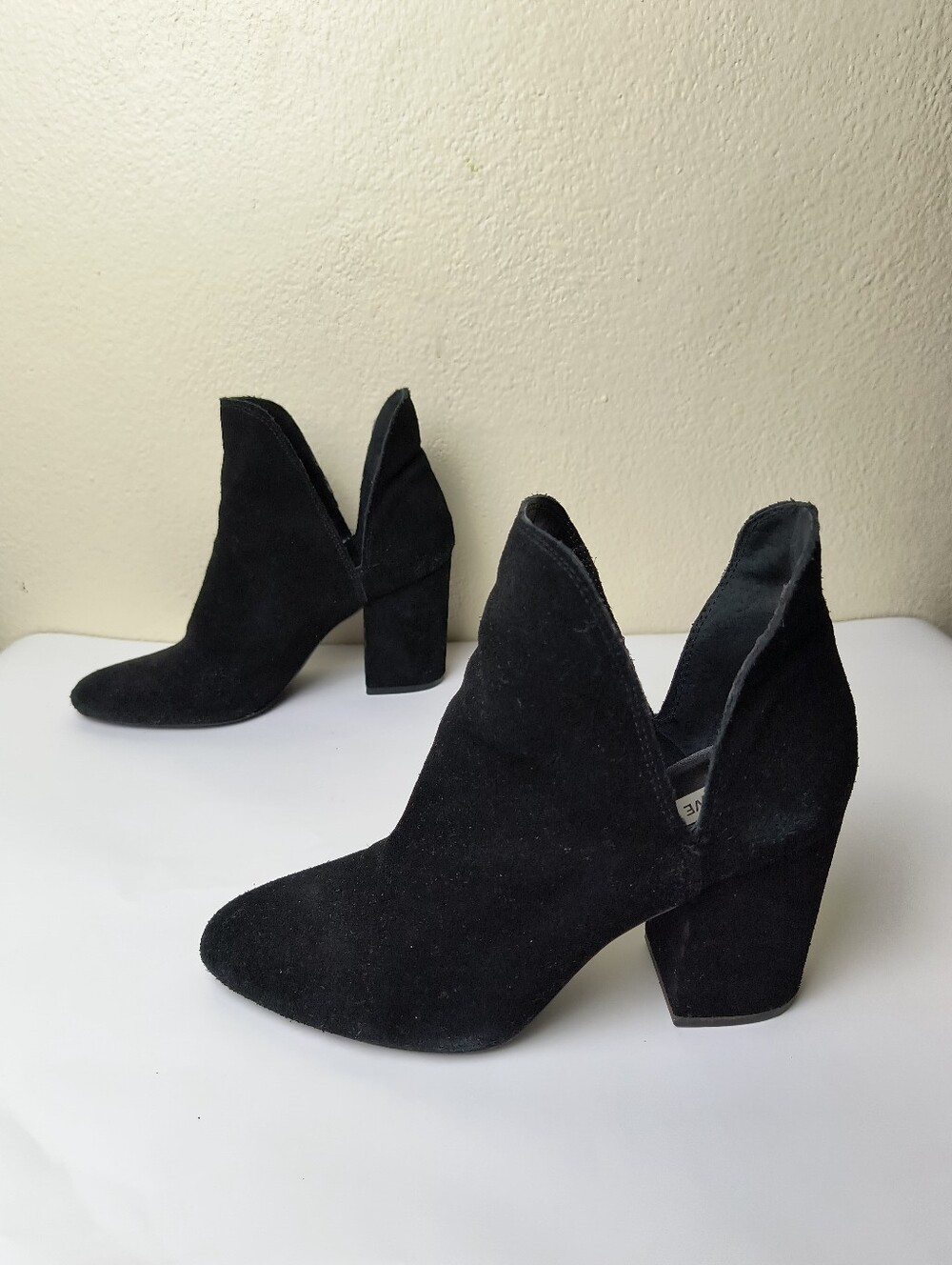 Steve Madden Rookie 8.5M Black Suede V-Cut Block Heel Ankle Booties